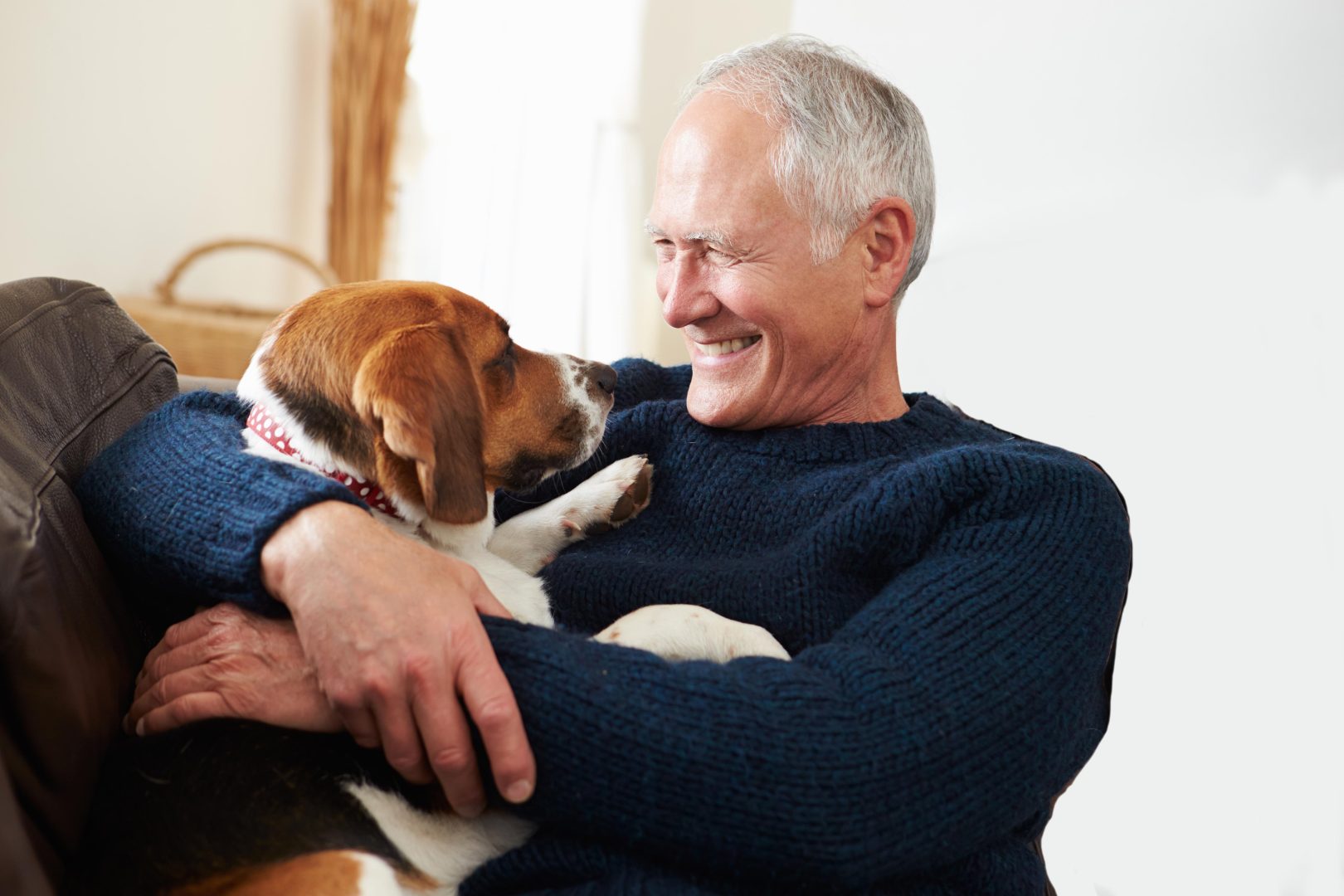 Un résident chez lui avec son chien