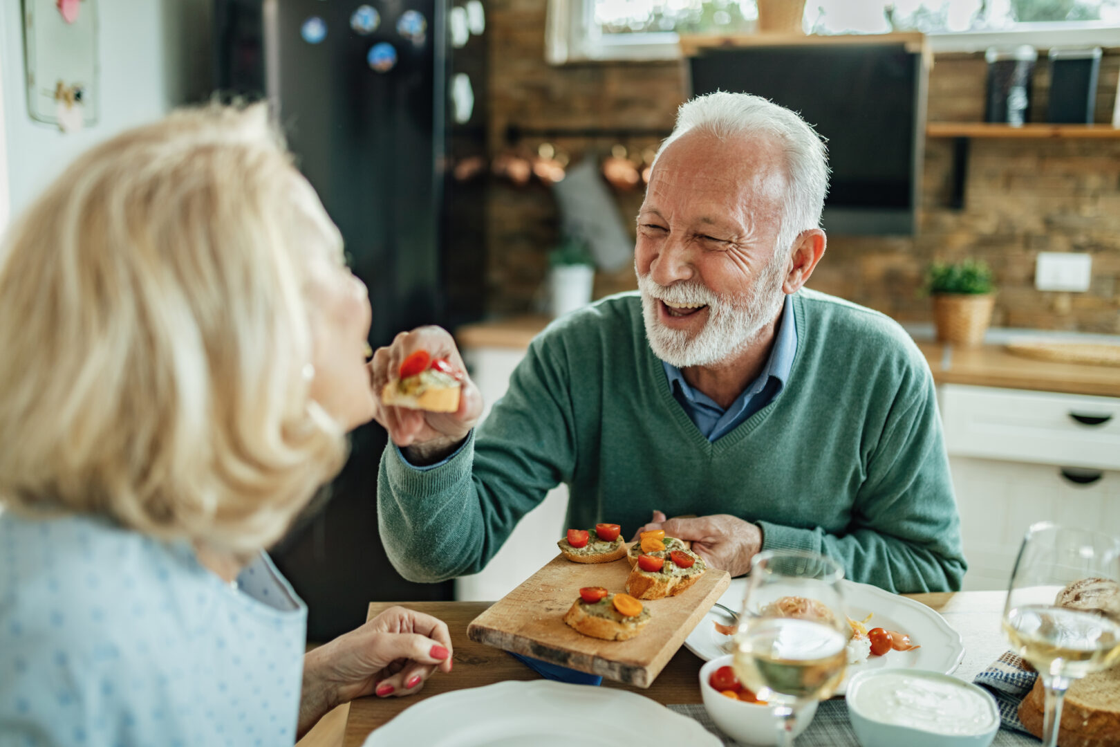 Un couple de seniors partage un repas