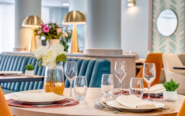 Les-Girandieres-Massy_-_Restaurant_table_dressee3