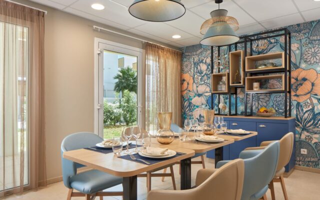 LesGirandieres_Meze-Restaurant5_salon_familles